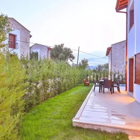 Appartement çukurbağ köyünde 4 tane villa Kaş