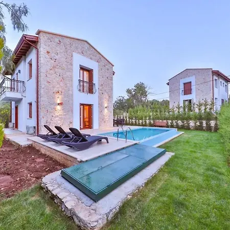 çukurbağ köyünde 4 tane villa Appartement *