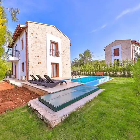 çukurbağ köyünde 4 tane villa Appartement *